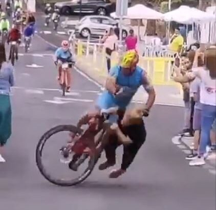 （動画）【大惨事！】自転車レースでまたも女性がやらかす