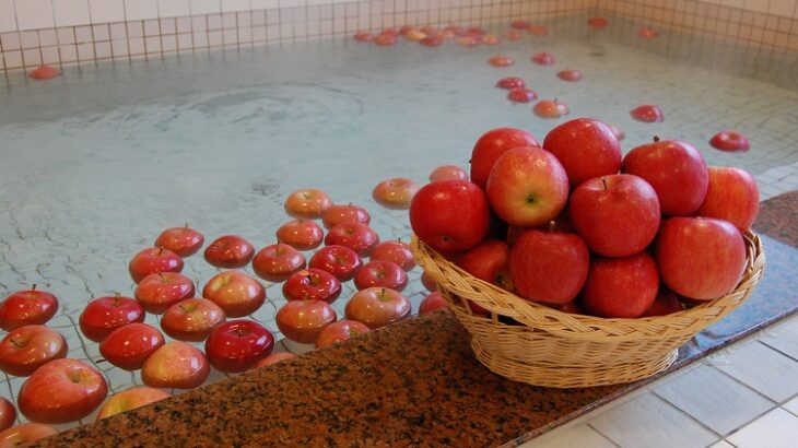 【りんご風呂】男性客の迷惑行為でが台無しに　潰され種や果肉が散乱