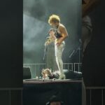 【動画】米女性ロックシンガー、ステージ上でファンの顔にオシッコかけてしまう