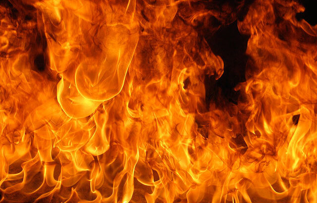 【悲報】火炎瓶を投げられ民家全焼。男が現場から逃走中。愛知県小牧市