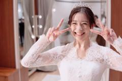 足立梨花、塩野瑛久との結婚式で着るドレス選びを公開！