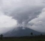 インドネシア火山噴火 死者３４人に。溶岩や火山灰に生き埋めになった人も、、、
