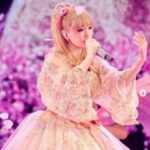 浜崎あゆみ、ピンクのドレス衣装に賛否の声