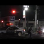 【動画】 パトカーで取り締まり中　警察官が煽りバイクを警棒でフルスイング