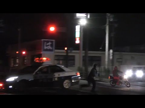 【動画】 パトカーで取り締まり中　警察官が煽りバイクを警棒でフルスイング