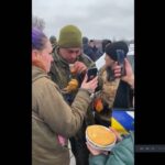 ロシア兵士　ウクライナ住民からのパンと紅茶に涙を流す