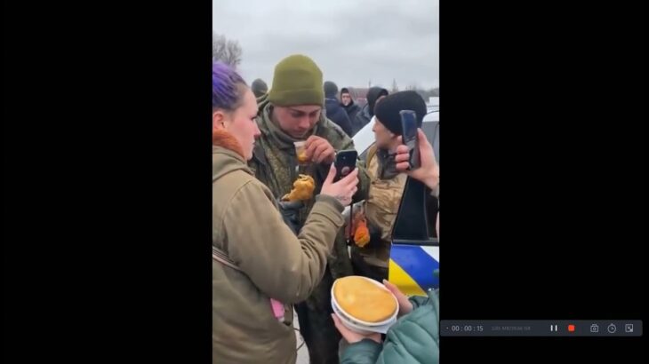 ロシア兵士　ウクライナ住民からのパンと紅茶に涙を流す