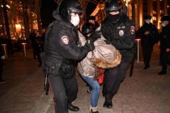 ロシア35都市で反戦デモ、1103人拘束