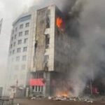 ロシア侵攻　キエフ周辺で戦闘激化 9階建て住宅に砲撃、約100人が生き埋めか