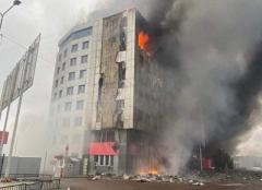 ロシア侵攻　キエフ周辺で戦闘激化 9階建て住宅に砲撃、約100人が生き埋めか