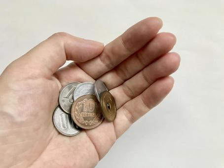 【悲報】セルフレジで大量の硬貨を”逆両替”　預入手数料導入後に増加