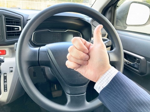 【朗報】車のハンドルを握ると恐怖で固まってしまう男性、14年かけて運転免許証を取得！！！