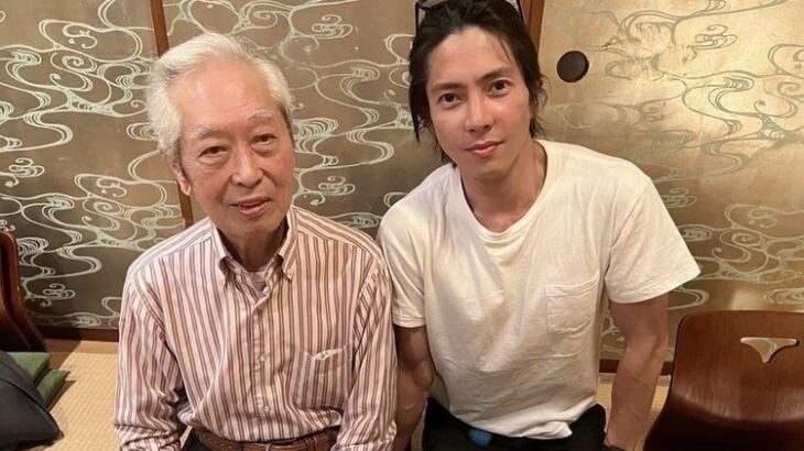山下智久、３７歳誕生日に祖父とツーショット「おじいちゃんイケメンすぎてびっくり」と話題 ！