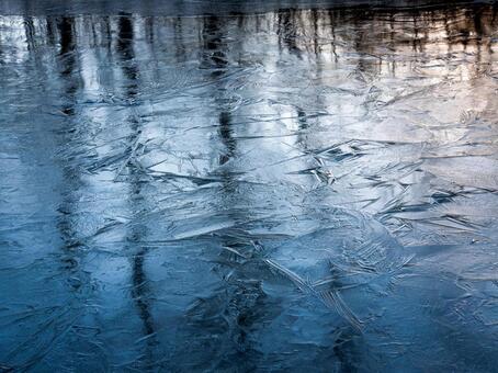 【速報】凍結した湖面の氷割れる 男性が水中に転落し心肺停止