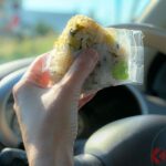 【話題】運転中に片手でおにぎり食べたら違反なの？