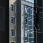 危機一髪！8階の窓から転落寸前の少女を通行人が救助 