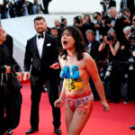 「カンヌ国際映画祭」レッドカーペットで波乱 トップレスの女性が抗議