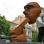 「名前はプトラー」ウクライナ 首都に銃をくわえたプーチンの像を設置