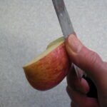 【画像】突然ナイフを取り出してリンゴを剥き出す客ｗｗｗｗｗｗｗ