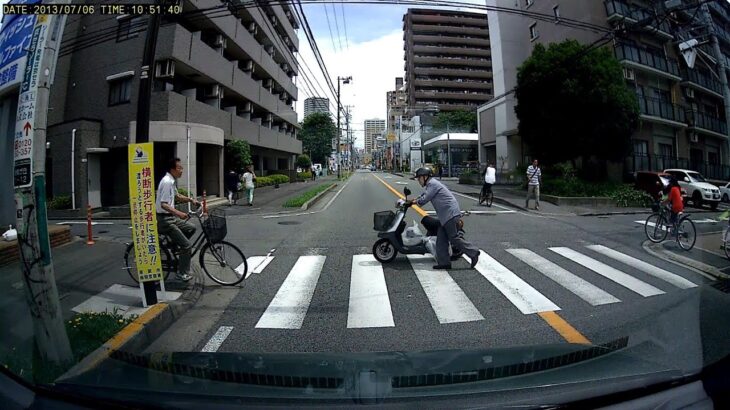 【疑問】う～ん、バイク手押しで歩道って違反なのかな？