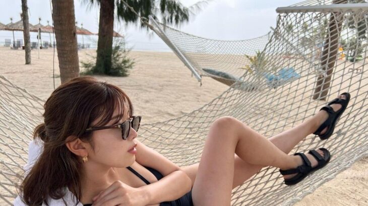 “神スイング”稲村亜美が黒水着姿で海辺のハンモック「水着めっちゃセクシー」「ヤバイ、可愛すぎる」