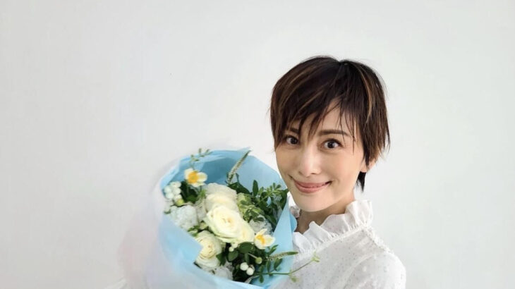 ベリーショートの米倉涼子、花束持った姿に「花に負けないくらい美しい」の声