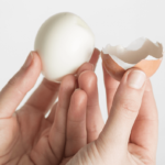 「ゆで卵」の殻をツルンと気持ちいいほど、簡単に剥く裏ワザとは？