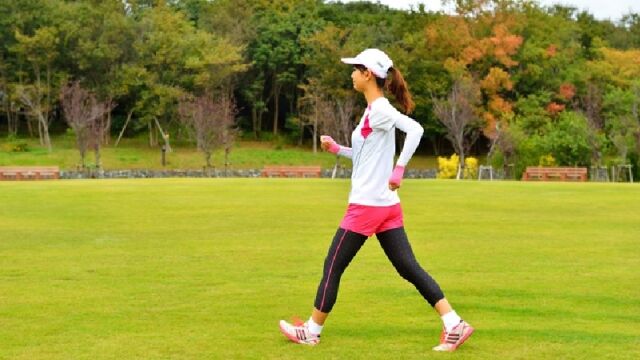 後ろ歩きは驚くほど健康にいい理由。脳と体に負荷がかかり普通にあるくより健康効果が上がる