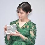 【芸能】橋本環奈 胸元透け感の緑ワンピで今年を総括「一大ニュースといったら千尋」