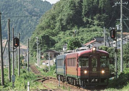 観光列車「丹後あかまつ号」「丹後あおまつ号」がまもなく10周年！連結列車の出発式、西舞鶴で4月実施 