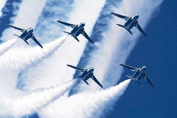 『ブルーインパルス』次回の飛行は5/28の美保基地航空祭 C-2輸送機の空挺降下なども 