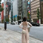 【芸能】「こんな綺麗な人が歩いていたら目立つ」「二度見しちゃう」篠田麻里子、背中パックリの大胆私服が反響