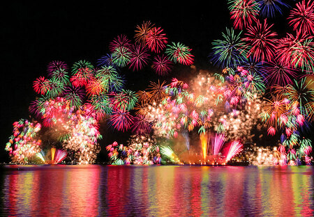 『島根県 2023年版』 夏の絶景・風物詩10選 夜空と湖面を彩る2万発の華麗な花火