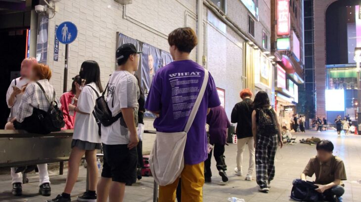 夏休み歌舞伎町「トー横」にたむろする若者、聖地化に潜む危険