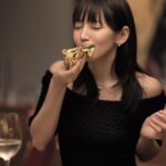【芸能】吉岡里帆、デコルテあらわな黒ワンピ姿でピザをパクッ！「綺麗すぎて言葉が出ません」と絶賛の嵐