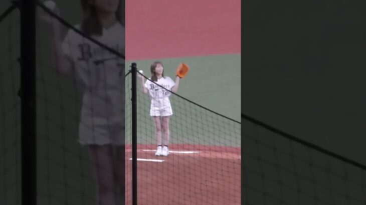 【話題】元乃木坂46・秋元真夏、セクシーなショーパン姿で球場を魅了‼