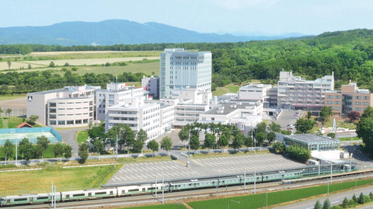 北海道医療大学、北広島市、ファイターズの3者が、大学移転に関する基本合意書を交わす