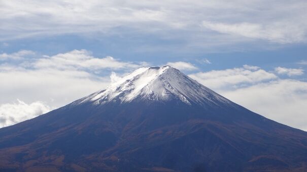「意識失い倒れた」閉山中の富士山で救助要請　ライダースジャケットで登山か…50代男性が心肺停止