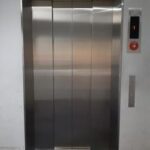 エレベーターの扉が開いたら「かご」がなく…約20メートル転落