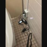 女子トイレ個室に電源ケーブル、中には学校備品のビデオカメラ→犯人は先生でした